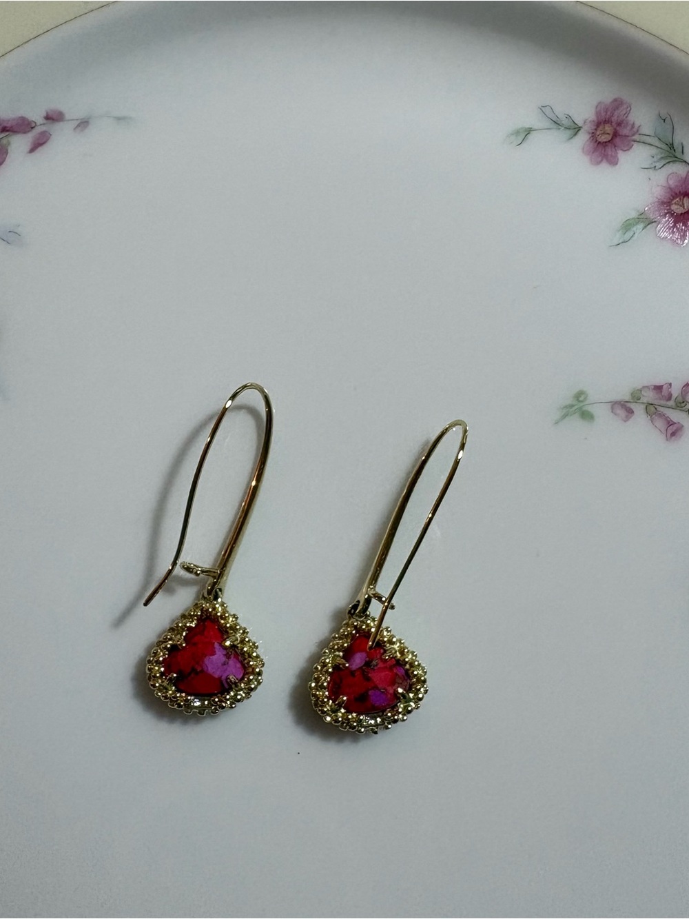 Kendra Scott Gold Wired Drop Earrings with Veined Fuchsia Magnesite